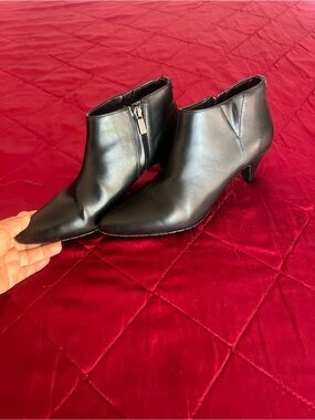 Reaction Kenneth Cole Black Pointed Toe Ankle Booties with Side Zip Sz 8.5